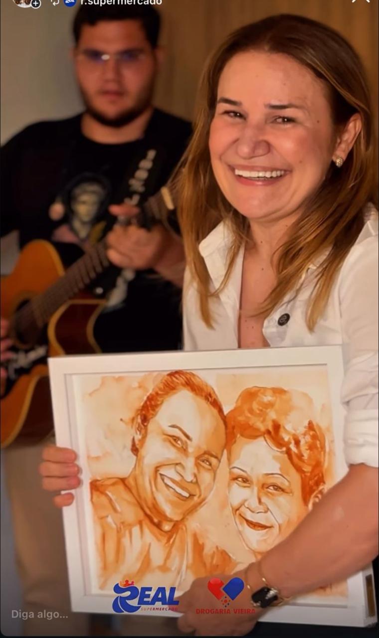 Cliente sorrindo com retrato em aquarela emoldurado