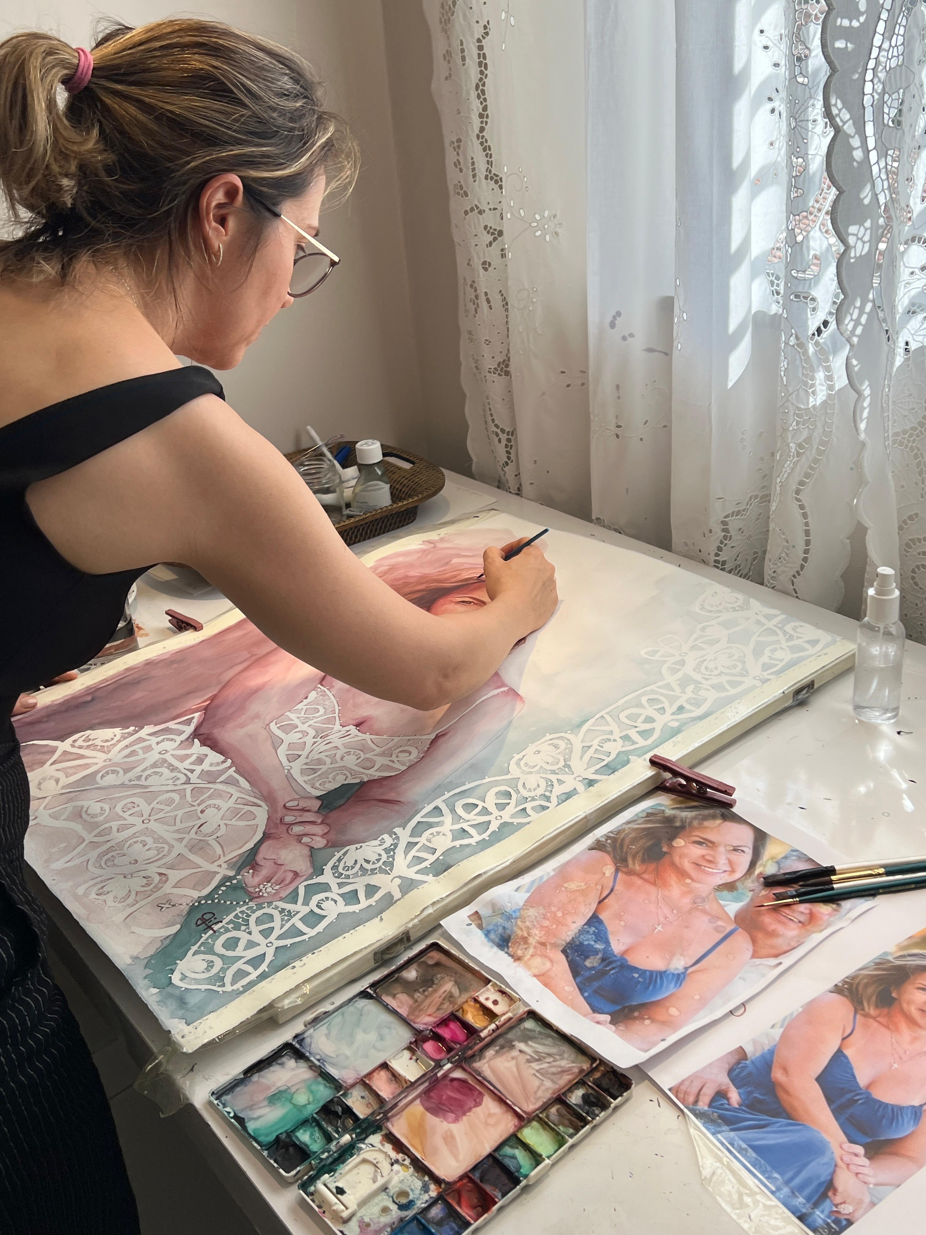 Giselle pintando um retrato em aquarela