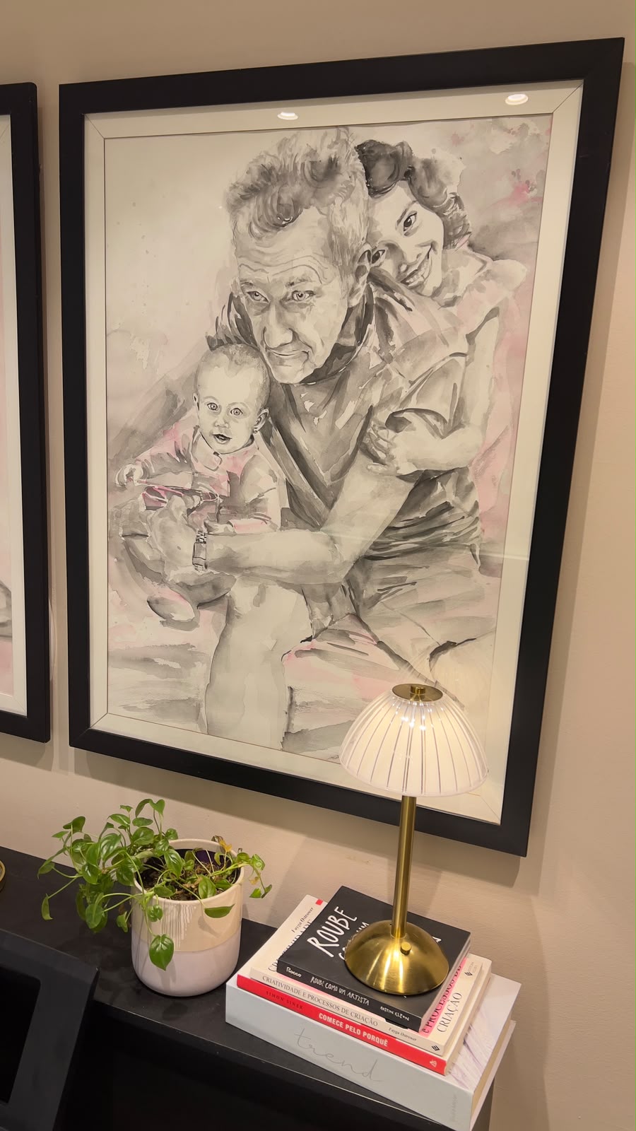 Quadro de família em aquarela na parede