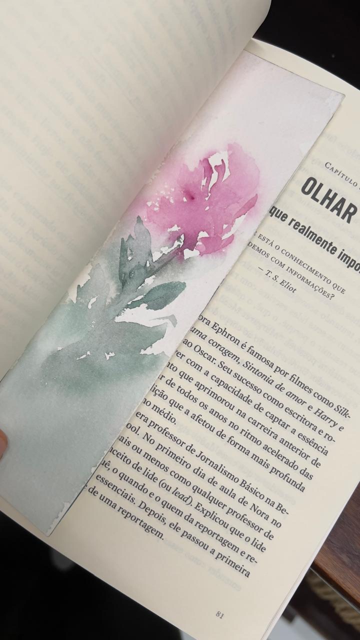 Marcador de páginas com flor rosa em aquarela
