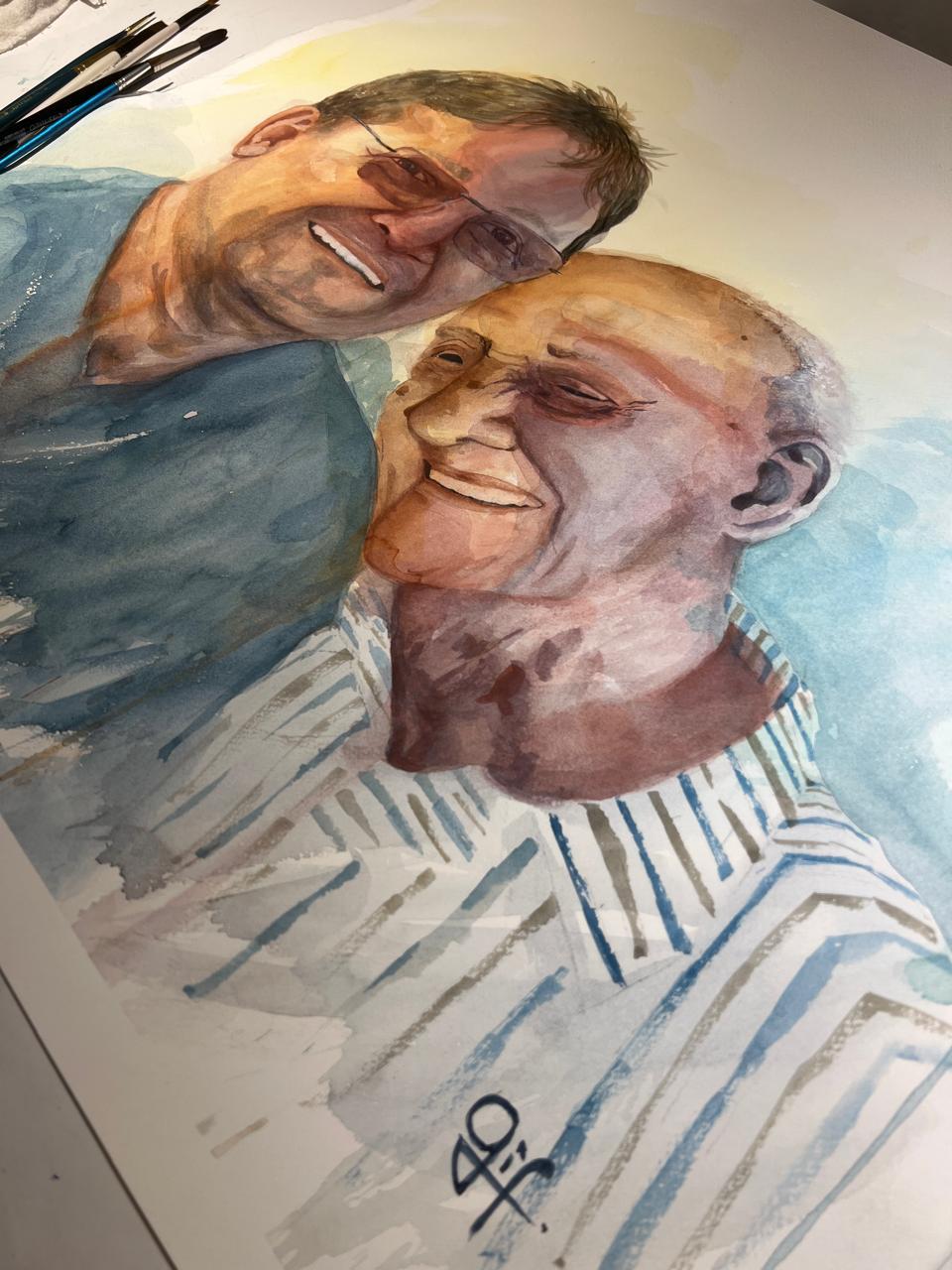 Retrato afetivo em aquarela de duas pessoas sorrindo juntas