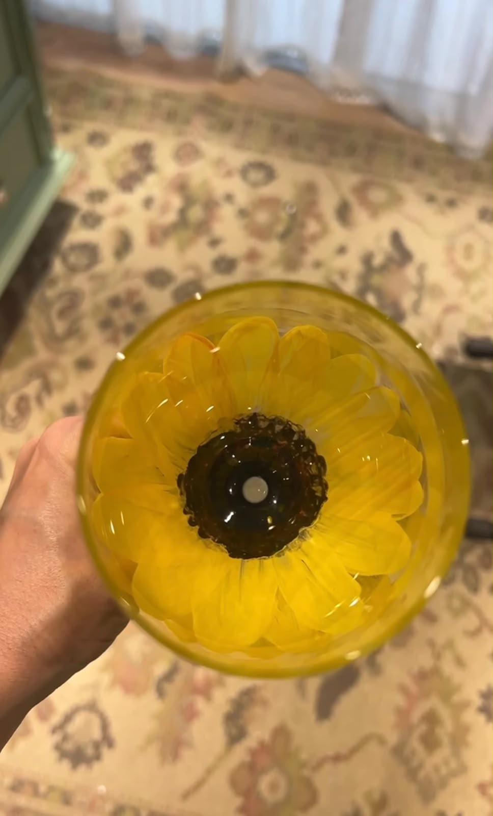 Vista superior de girassol amarelo pintado em uma taça