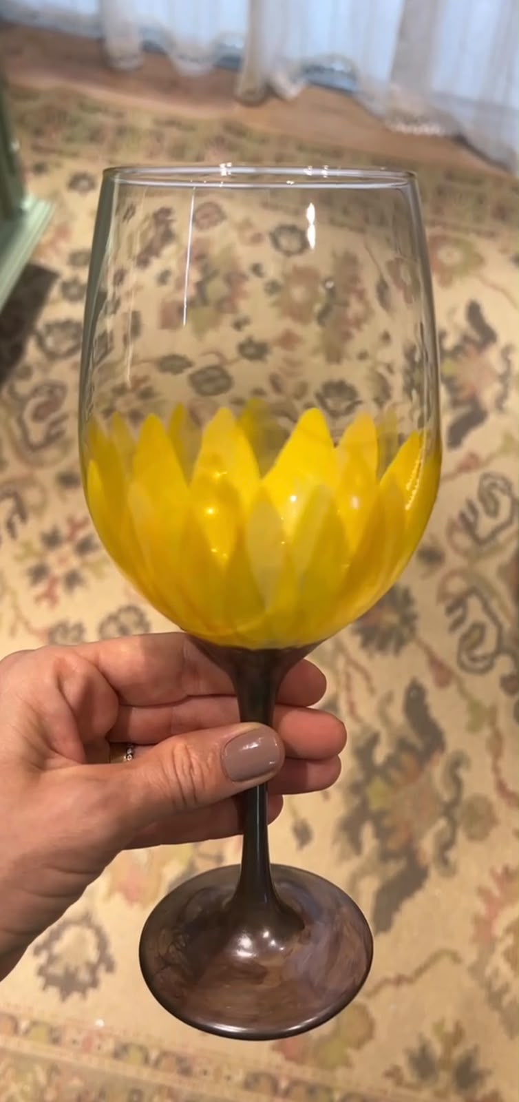 Taça de vidro pintada à mão com pétalas amarelas