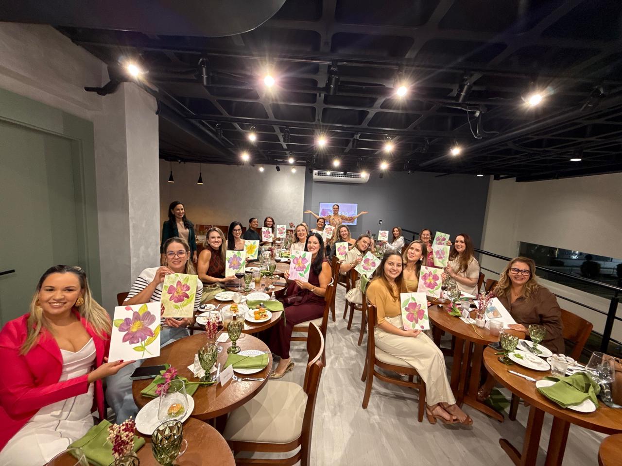 Participantes exibindo suas pinturas em um workshop de aquarela